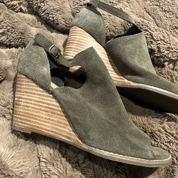 Lucky Brand Women's Suede Peep-Toe Mules - Picture 4 of 10